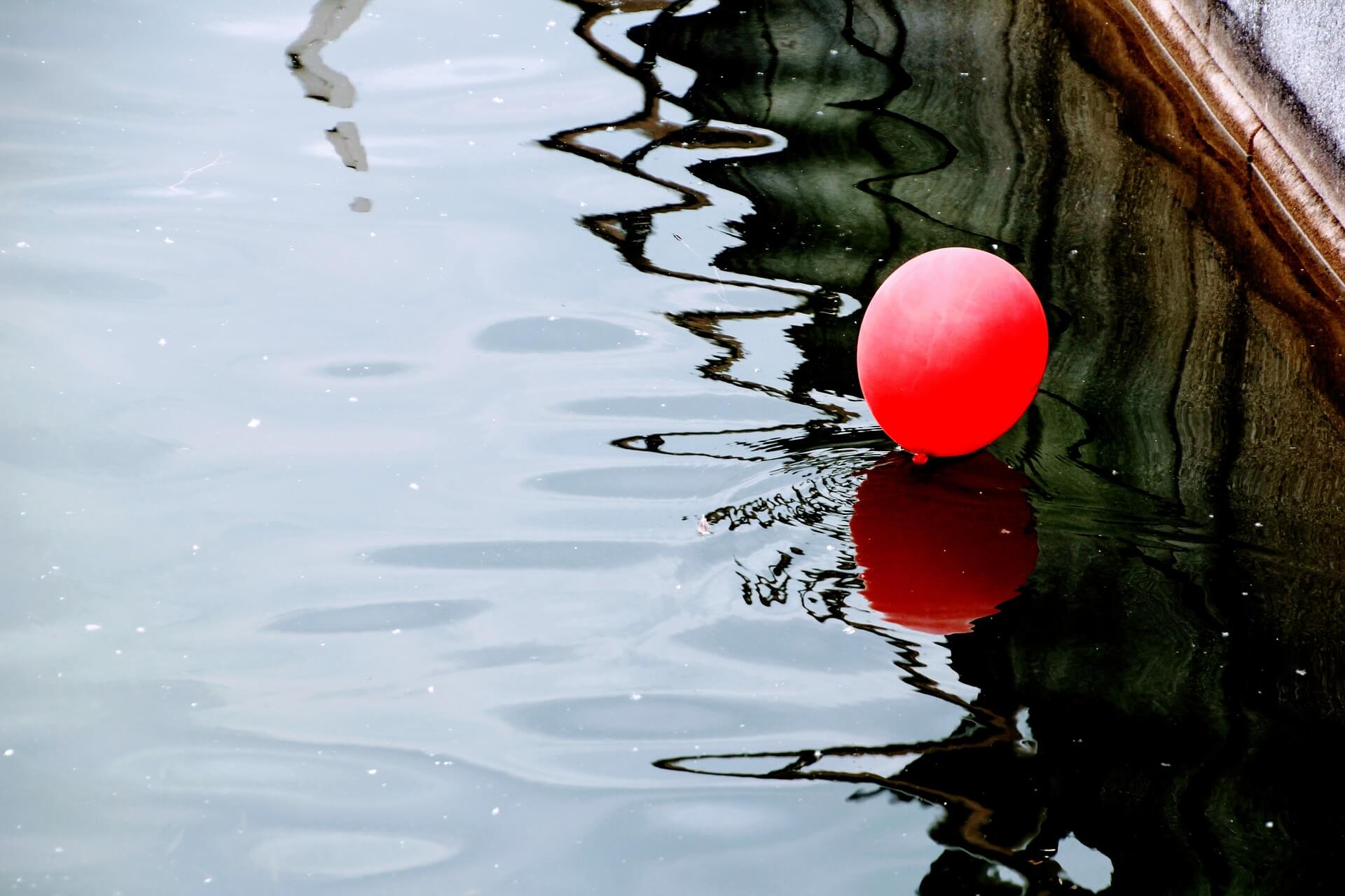 Воздушные шарики с водой. Шар воды. Шары на воде. Воздушный шарик с водой. Отражение воздушного шара в воде.